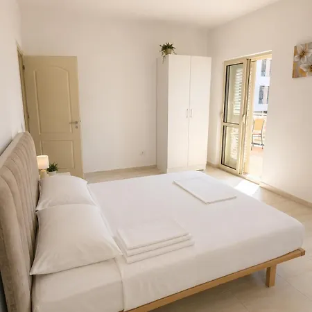 Seaside In Qerret Apartment